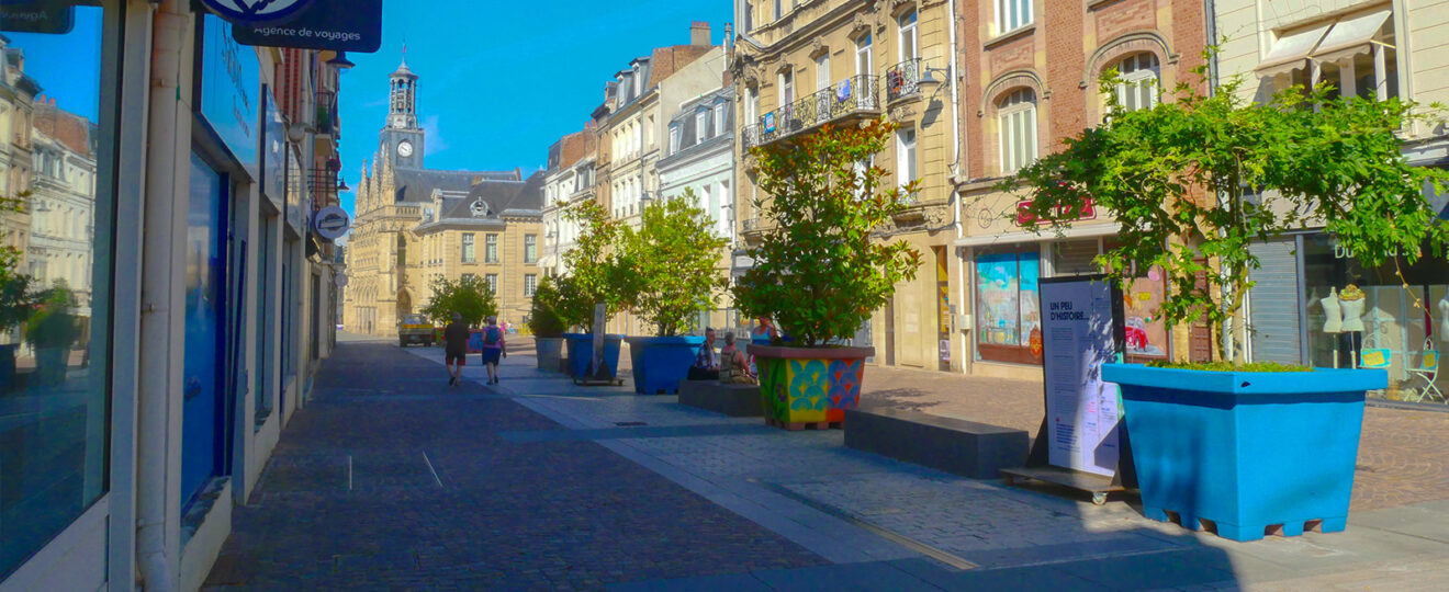Magasins et vitrines de la rue Saint-André, au cœur du centre-ville de Saint-Quentin