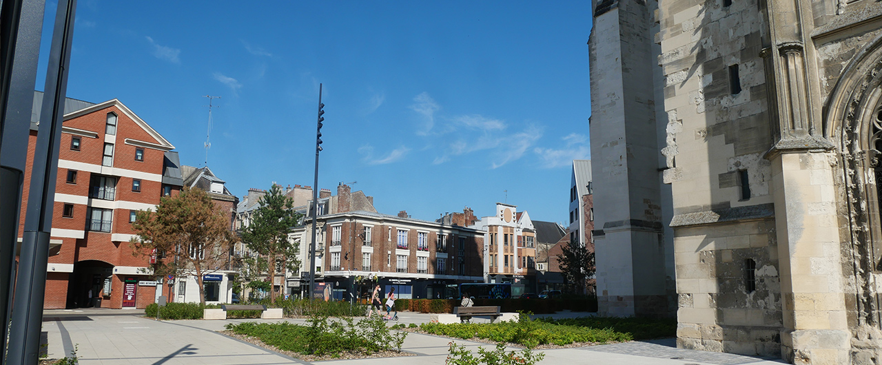 Vue panoramique de la place de la Basilique à Saint-Quentin avec ses commerces de proximité