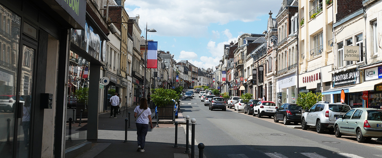 Rue d’Isle à Saint-Quentin, artère commerçante emblématique bordée de boutiques et magasins