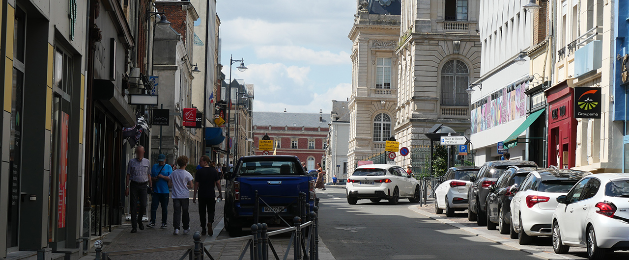 Rue Victor Basch, cœur commerçant de la ville, avec les boutiques partenaires de Ma Saint-Quentinoise