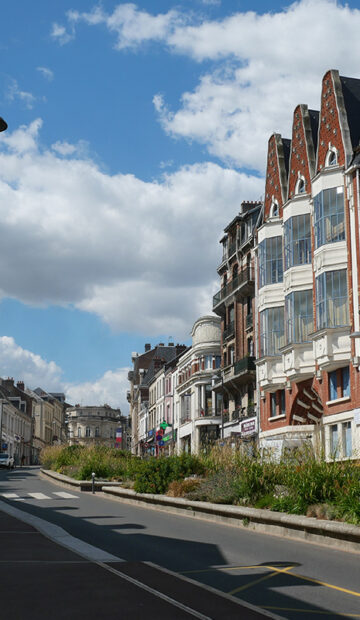 Vue de la rue d’Isle avec façades de boutiques