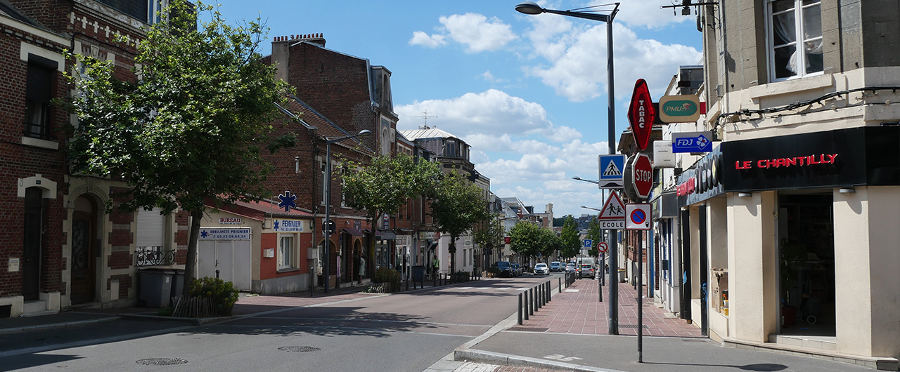Rue du Maréchal Leclerc à Saint-Quentin, animée par ses boutiques et commerces de proximité