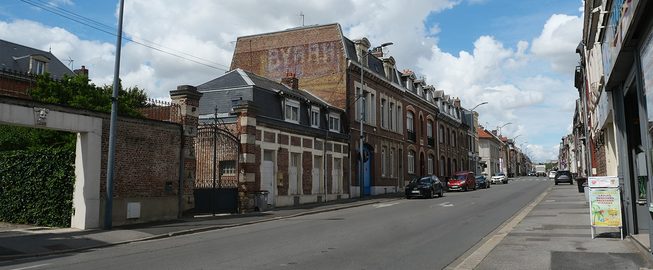 Commerces et enseignes de la rue Georges Pompidou à Saint-Quentin