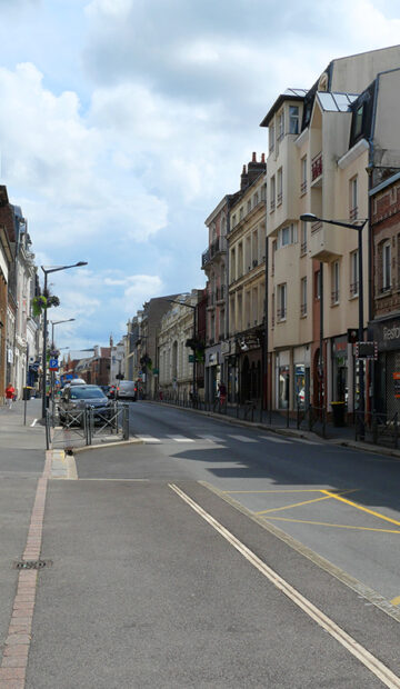 Ambiance conviviale dans la rue Raspail, proche du centre-ville